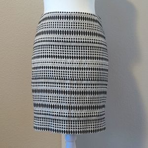 Ann Taylor Loft  Pencil Skirt Size 0P Black  White Texture Print Lined Back Zip